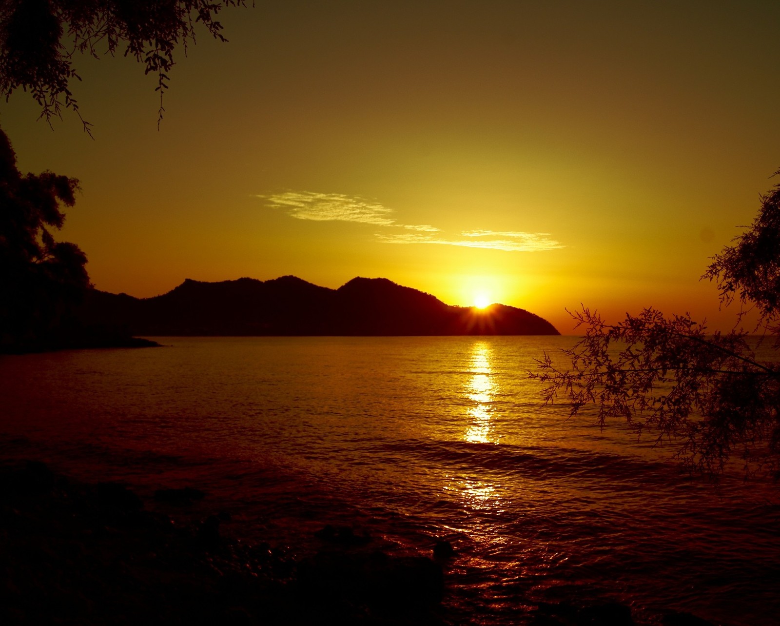 Arafed view of a sunset over a body of water (beach, evening, sea, sunset)