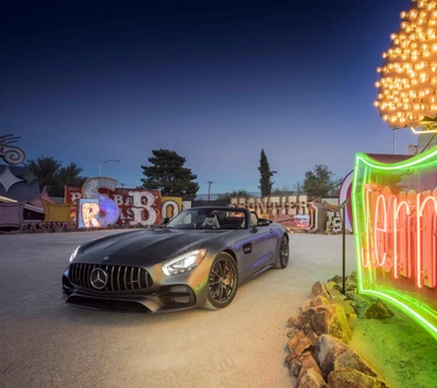 Mercedes AMG Roadster sous des lumières néon en Allemagne