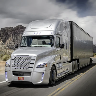 Camion argenté élégant sur une route ouverte : une vision de liberté et de puissance