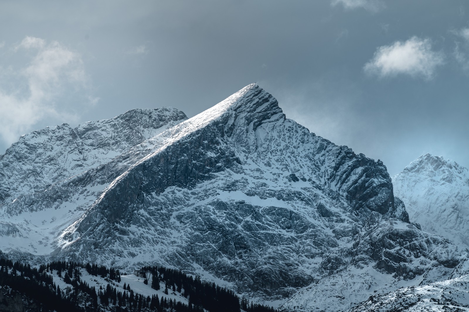 Montanhas cobertas de neve e nuvens com algumas árvores (bitcoin, alpes, montanha, terras altas, cume)