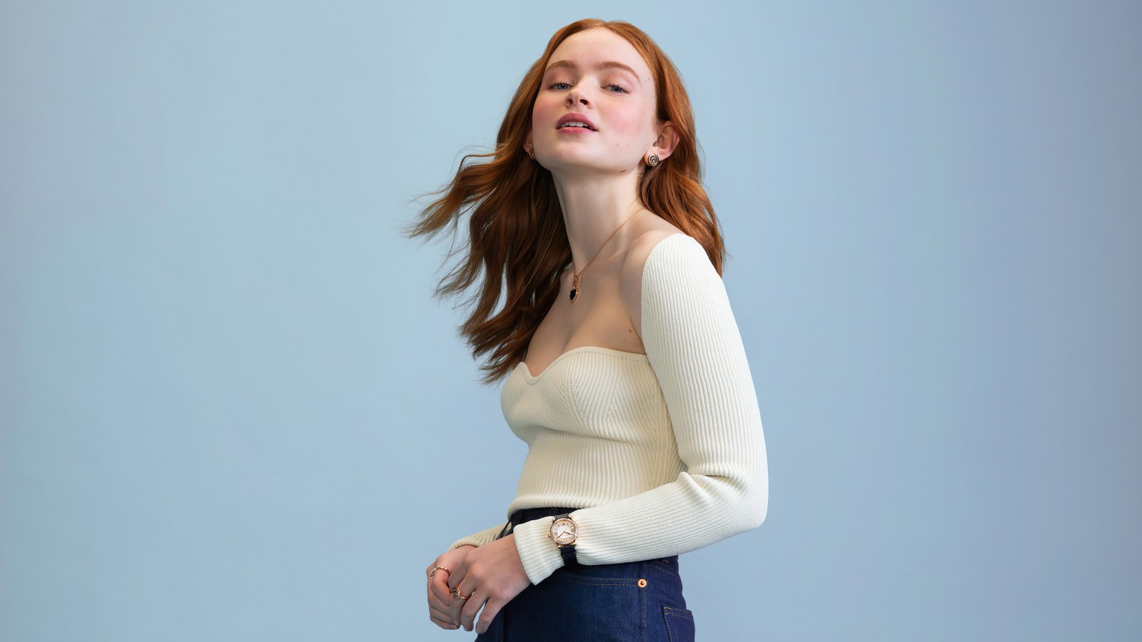 Femme en top blanc et jeans bleus posant pour une photo (sadie sink, américain, actrice, célébrité, filles)