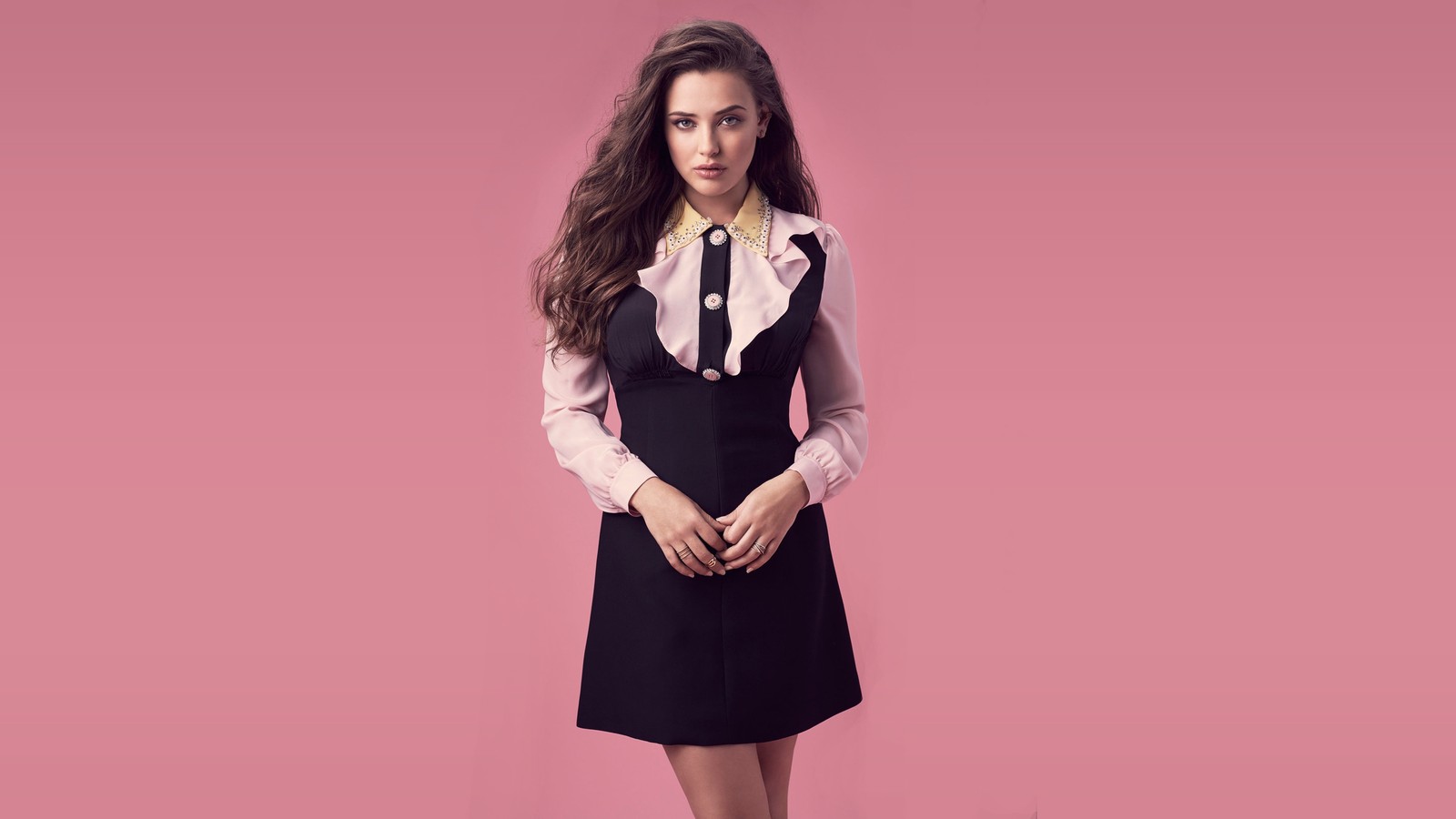 Femme arabe en robe noire et chemise rose posant pour une photo (katherine langford, actrice, célébrité, filles)