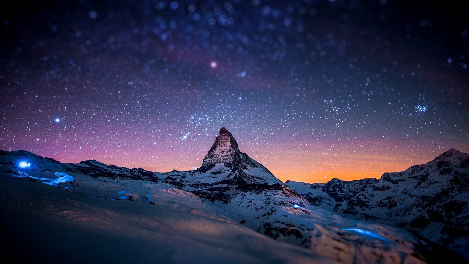 Vue d'une montagne avec un ciel étoilé en arrière-plan (matterhorn, mont hood, mount hood, montagne, nuit)