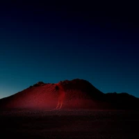 Majestuoso volcán escudo al atardecer contra un vasto horizonte