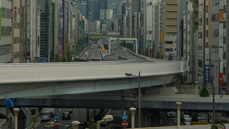 Вид на городскую улицу с мостом и машинами (общественный транспорт, токио, tokyo, городская территория, транспорт)