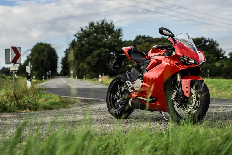 Красный мотоцикл припаркован на обочине дороги (дукати 1299, ducati 1299, ducati, мотоцикл, долгати 1199)