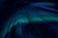 Vibrante Aurora Boreal iluminando um céu estrelado