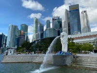 Fuente Merlion contra el horizonte urbano de Singapur