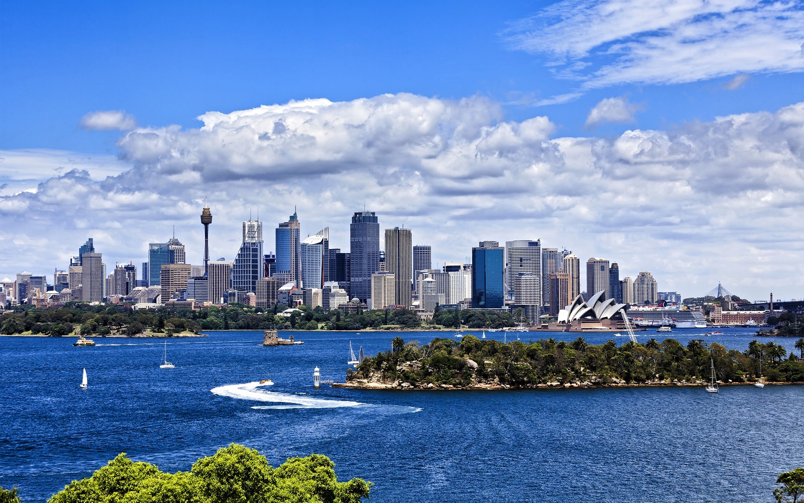 Vista aérea de un horizonte urbano con un barco en el agua (ciudad, paisaje urbano, panorama, día, australia)