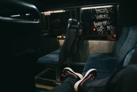 Entspanntes Pendeln: Sneakers auf einem Bussitz