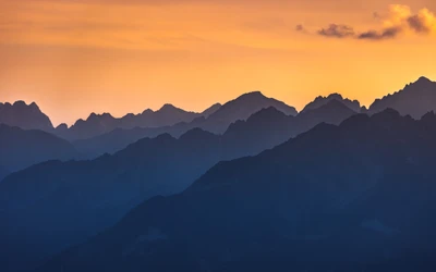 Sonnenaufgang über dem Col de la Madeleine: Majestätischer Gebirgspass in Frankreich