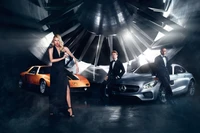 Uma sessão de moda estilosa com carros de luxo, incluindo um Mercedes clássico e um sedã esportivo prateado elegante, contra um fundo dramático com um modelo e uma figura masculina em traje formal.