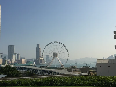 Paysage urbain avec grande roue et bâtiments imposants