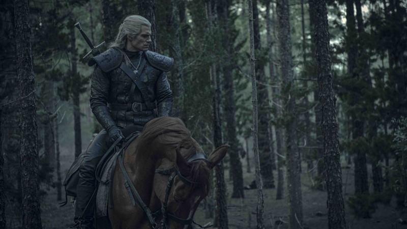 Мужчина на лошади в лесу с мечом (ведьмак, the witcher, сериал, геральт, geralt)