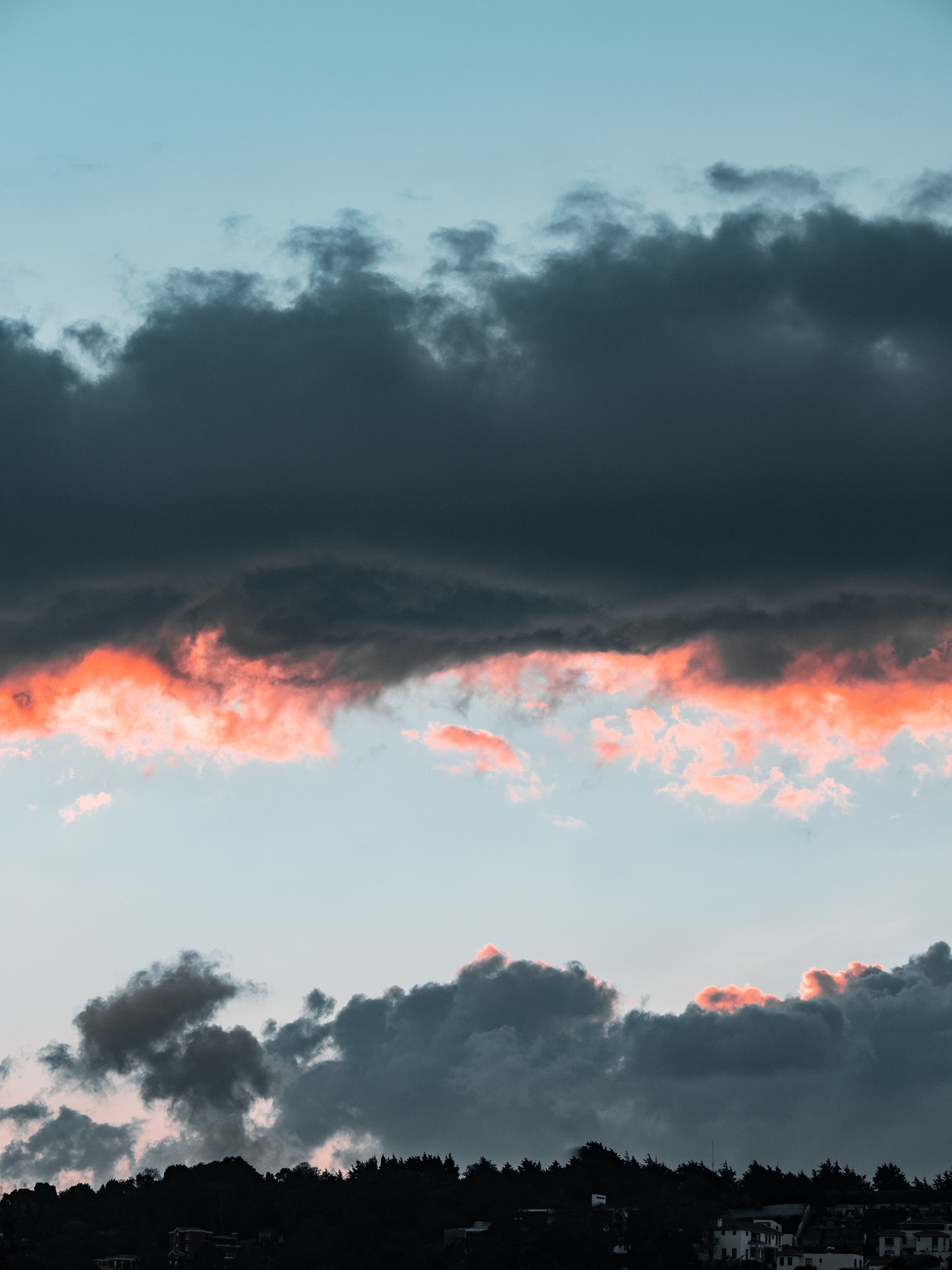 Un avion vole dans le ciel avec un coucher de soleil derrière lui (coucher de soleil, cumulus, nuage, horizon, atmosphère)