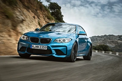 Dinámico BMW M2 en una carretera sinuosa, mostrando diseño deportivo y rendimiento.