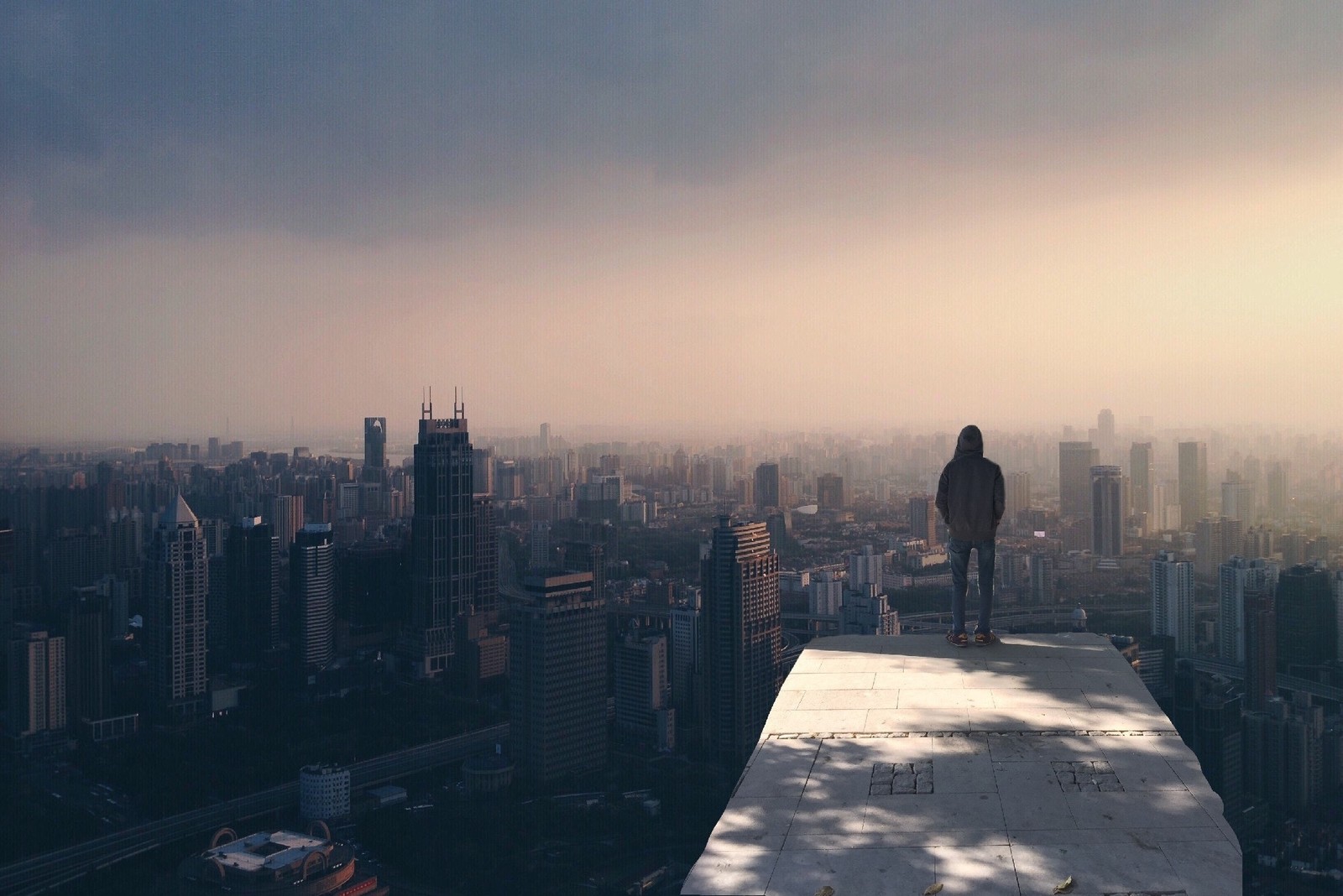 Hombre de pie en un borde con vista al horizonte de la ciudad (ciudad, edificio, área urbana, paisaje urbano, metrópolis)