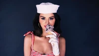 Selena Gomez dégustant une glace dans un style rétro