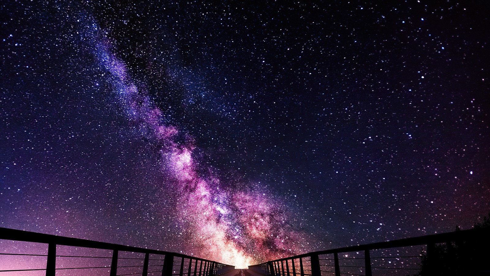 Uma ponte com vista para a via láctea e as estrelas (estrelado, estrelas, noite, céu, cenário)