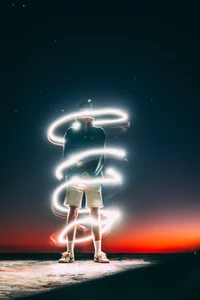 Remolino de Energía Neón: Un Baile Cósmico en el Cielo Nocturno