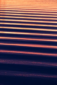 Reflets du coucher de soleil : Parallèles de bleu et d'orange sur des eaux sereines