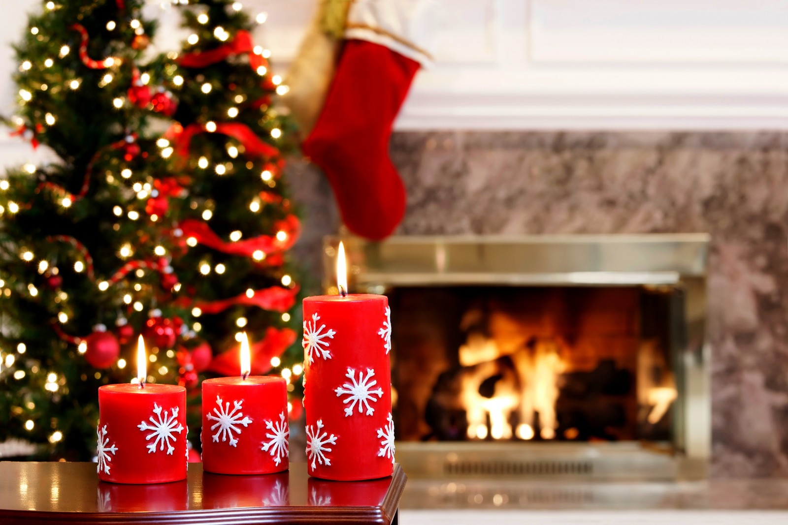 Las velas están en una mesa frente a un árbol de navidad (nuevo año, festivo, día de año nuevo, decoración navideña, navidad)