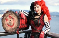 Cosplay de Harley Quinn con elementos steampunk junto a un pintoresco waterfront