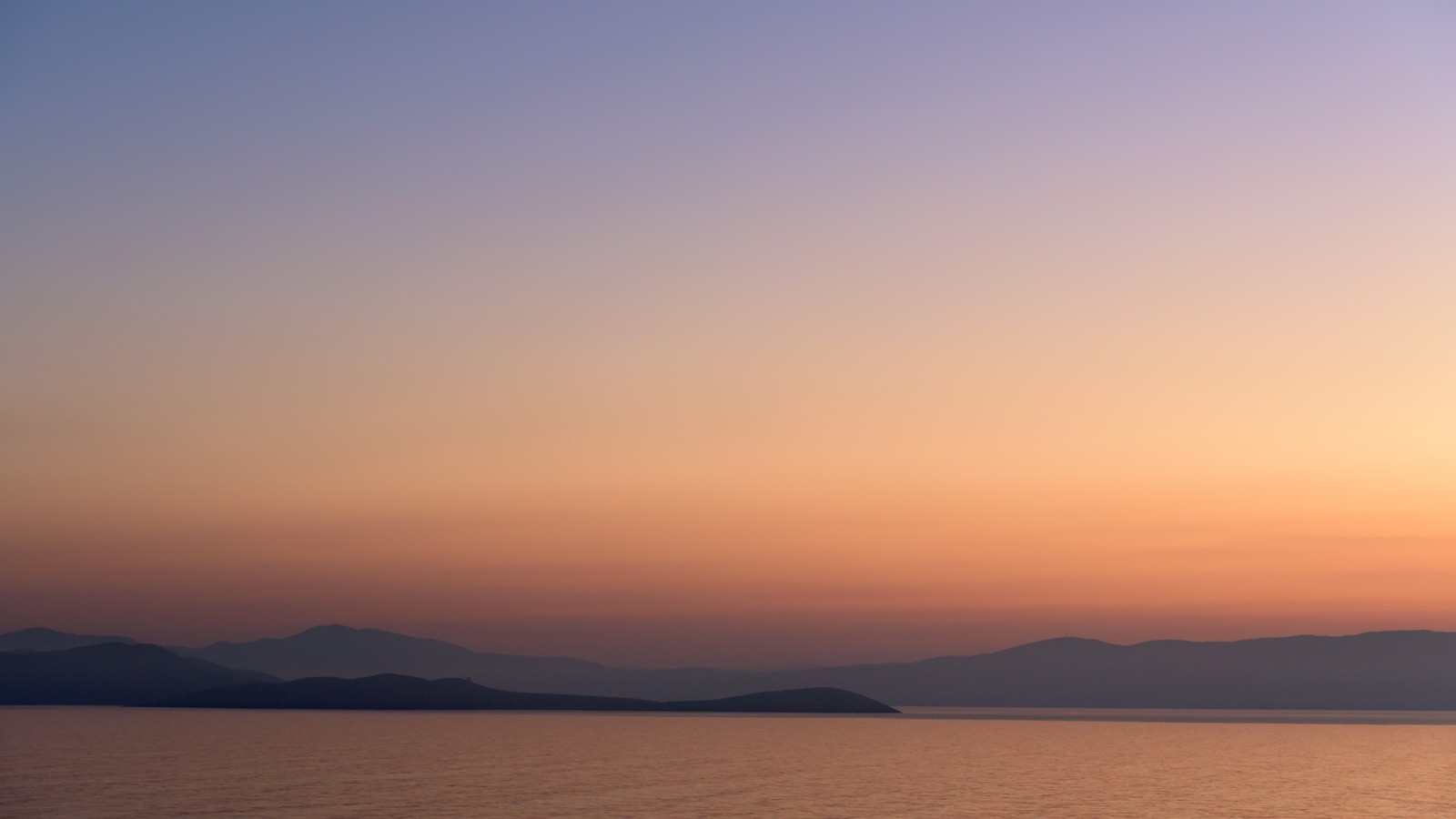 Vista árabe de un barco en el agua al atardecer (atardecer, resplandor, horizonte, mar, crepúsculo)