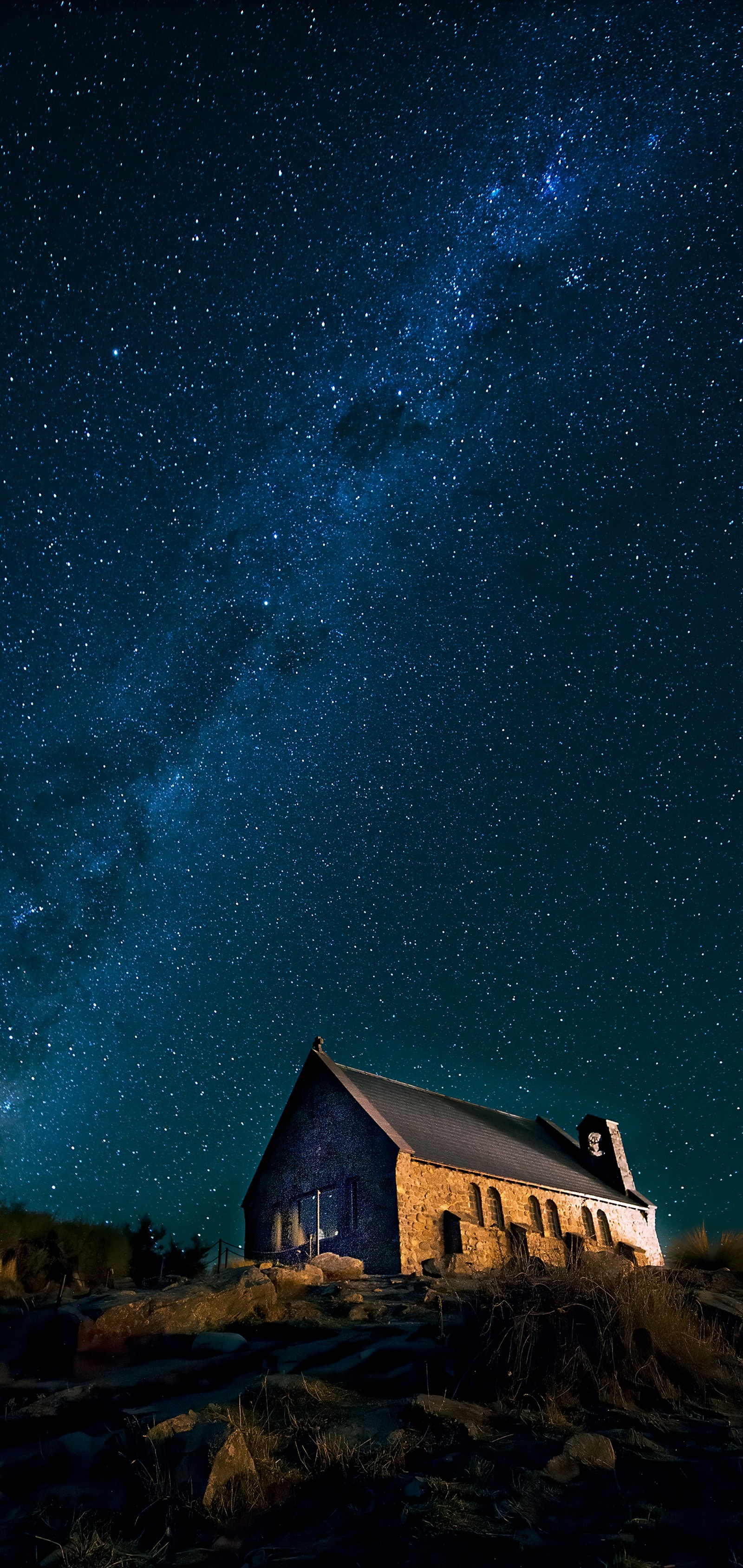 Céu estrelado sobre um celeiro e um campo com um celeiro em primeiro plano (atmosfera, azul, paisagem natural, janela, casa)