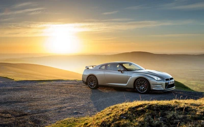 Nissan GT-R: Un supercoche plateado contra un impresionante fondo de atardecer