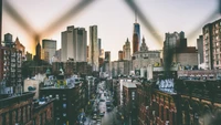 Paisaje urbano al anochecer: horizonte de la ciudad de Nueva York con reflejos