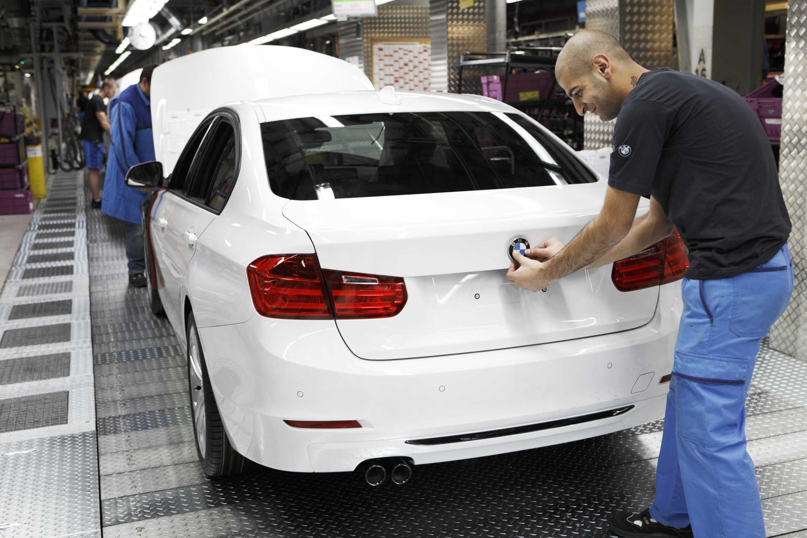 Arafed man in a factory washing a white car (bmw, car, bmw 3 series, bmw 3 series f30, engine)