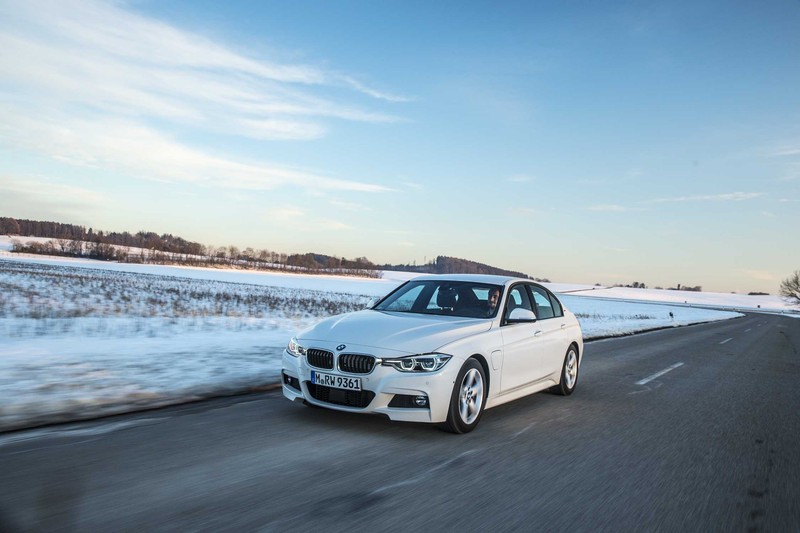 Близкий план белого автомобиля, едущего по снежной дороге (машина, bmw, колесо, дорога, bmw 3 серии гран туризмо)