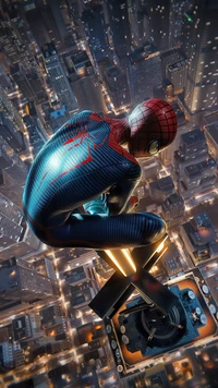 Spider-Man, der über einer Stadtlandschaft in der Nacht sitzt