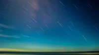 Horizonte azul tranquilo bajo un cielo estrellado