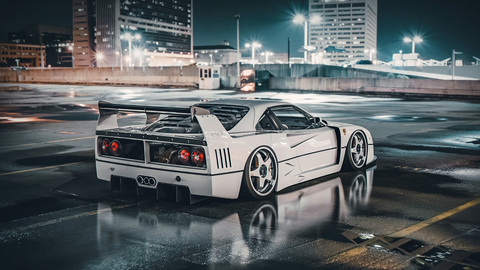 Un coche deportivo blanco estacionado en una calle mojada por la noche (ferrari f40, coche, supercoche, coche deportivo, golpe)