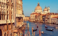 Scène vibrante du Grand Canal avec des gondoles et l'architecture emblématique de Venise