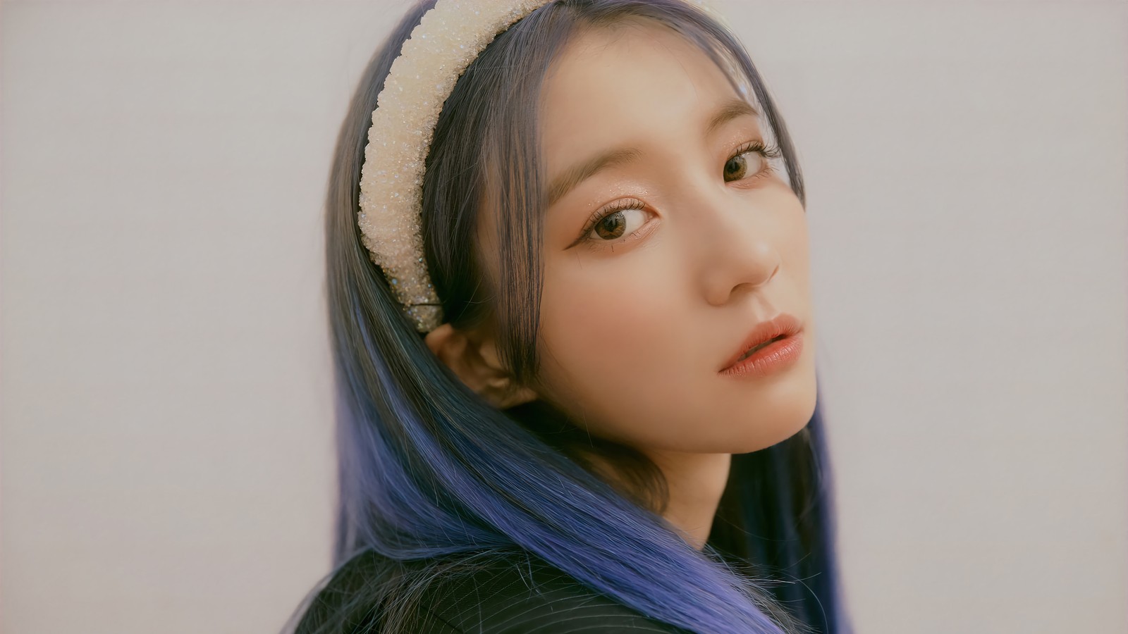 A close up of a woman with blue hair wearing a headband (oh my girl, 오마이걸, kpop, k pop korean girl group, binnie)