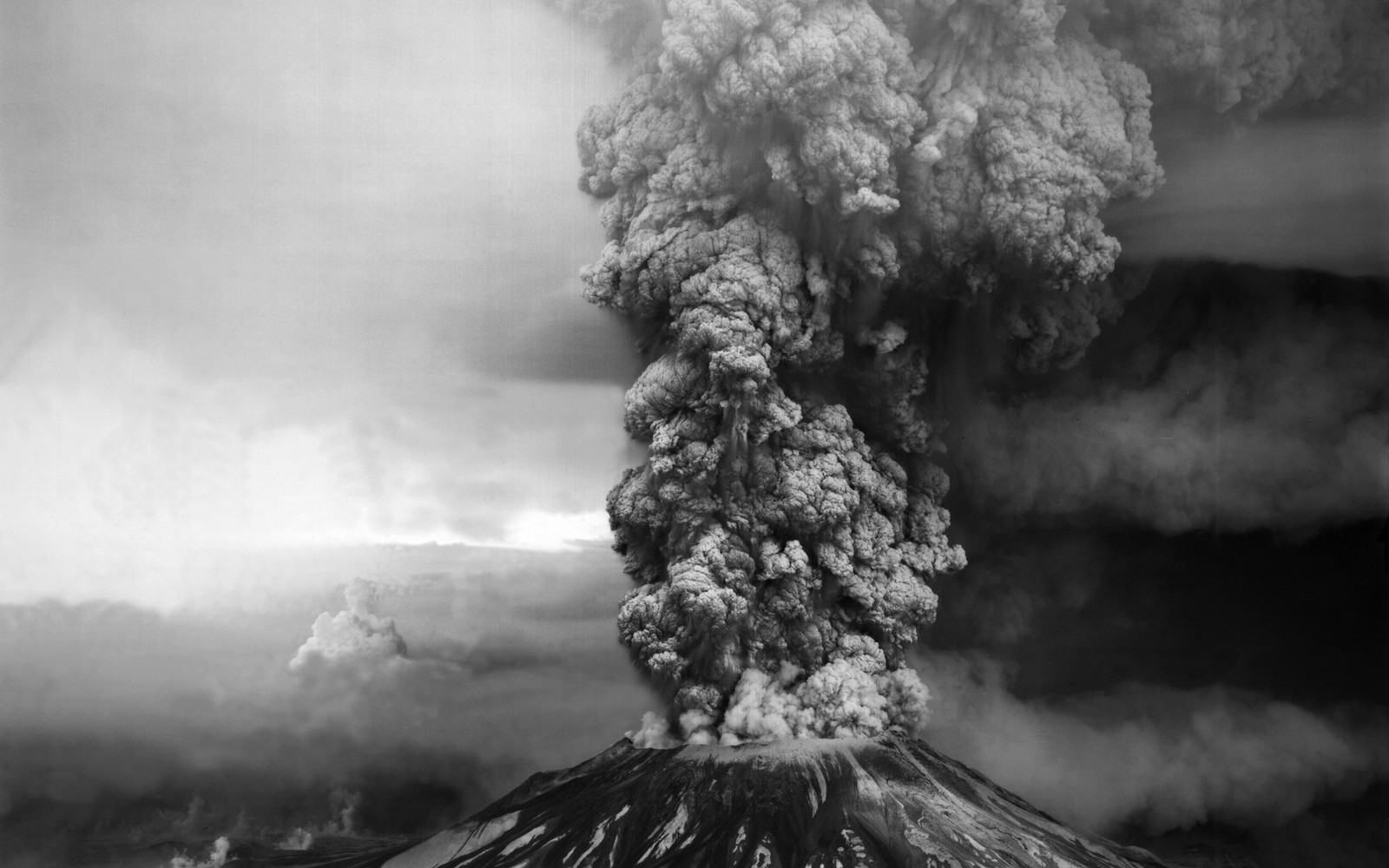 Vieille photo d'un grand panache de fumée s'élevant d'un volcan (volcan, types déruptions volcaniques, nuage, arbre, monochrome)