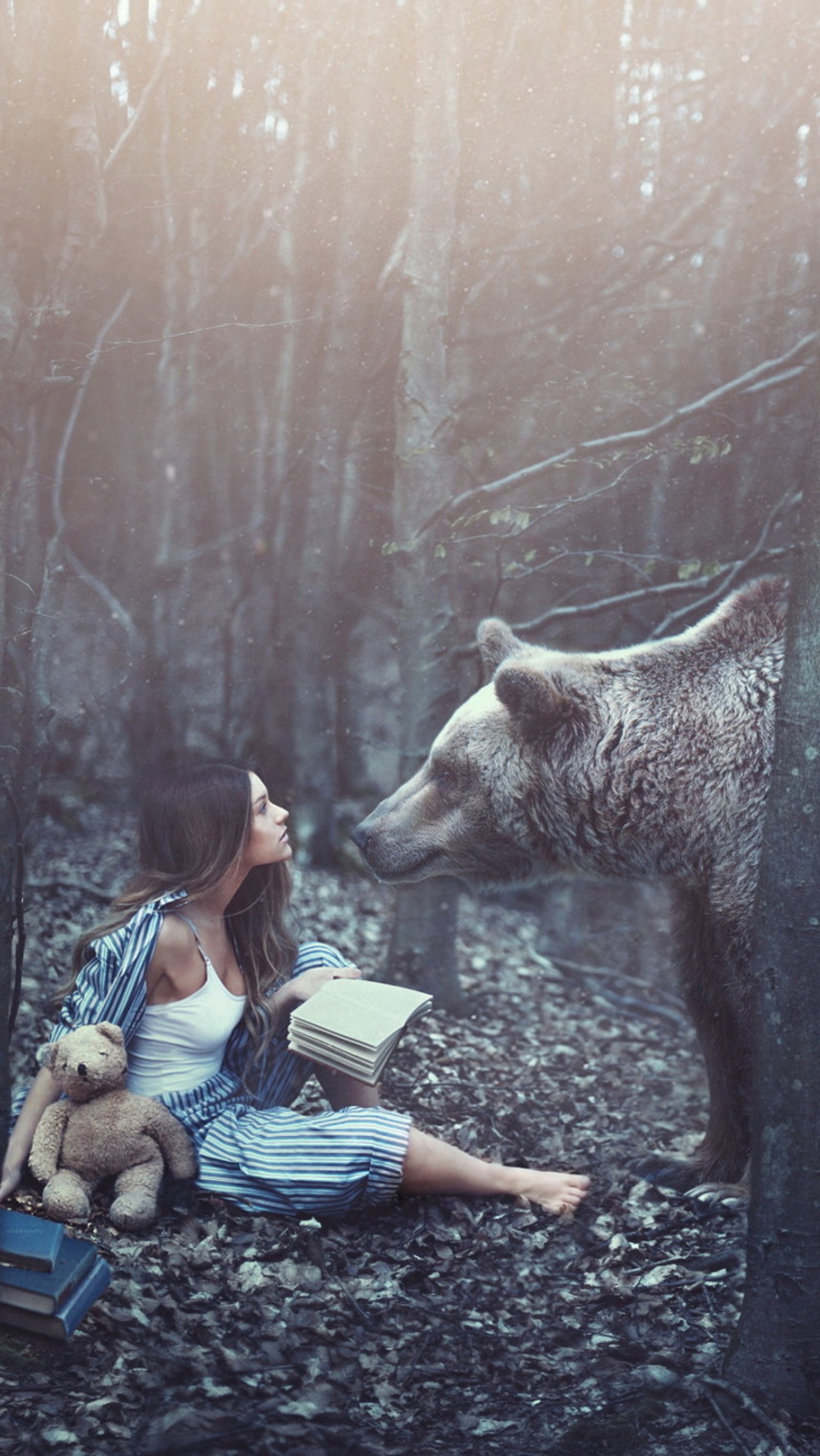 Une femme assise par terre avec un ours en peluche et un livre (animal, ours, beau)