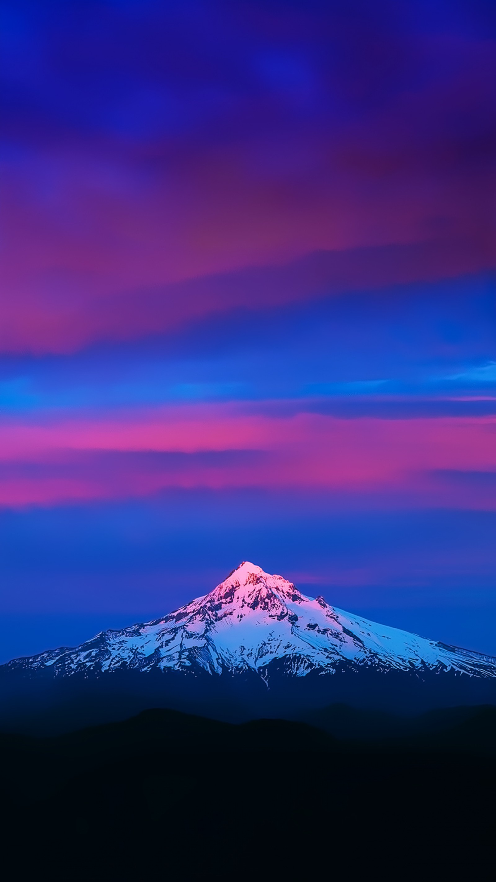 Uma vista de uma montanha com um céu rosa e azul. (céu bonito, colorido, montanha, natureza)