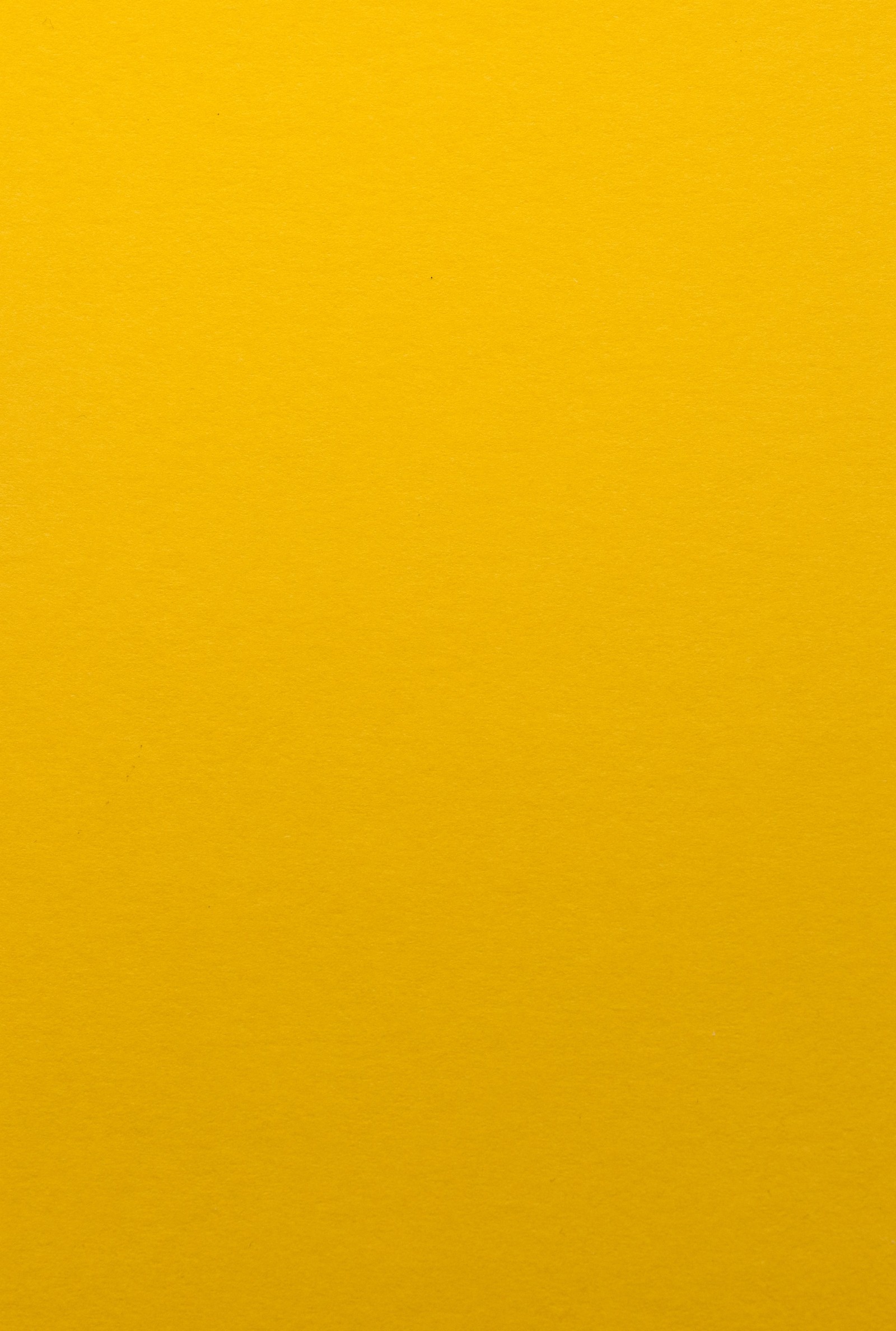 Fundo amarelo com um único avião voando no céu (brilhante, cor, colorido, amarelo)