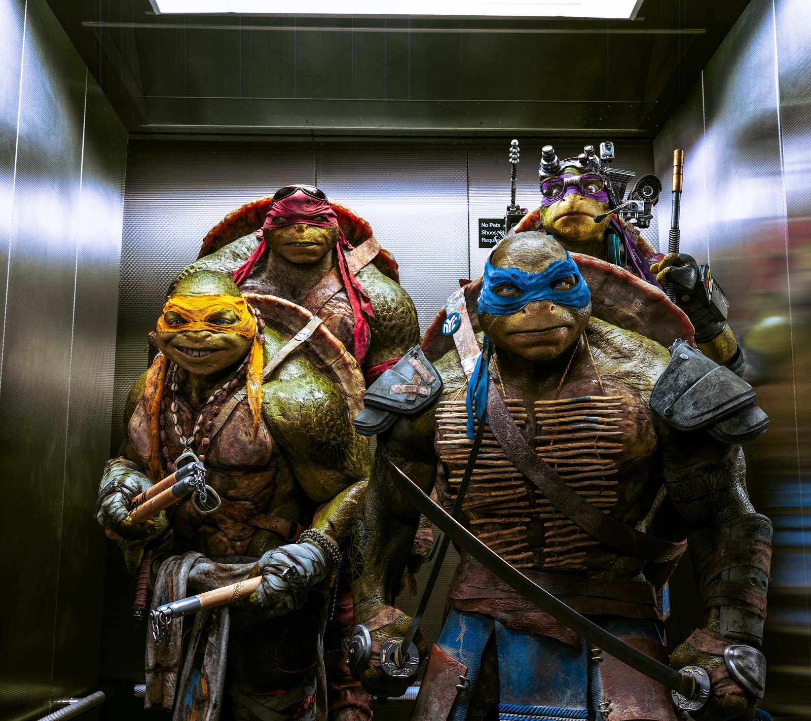 Hay tres tortugas ninja en un ascensor con sus armas (película, tmnt, tortuga)