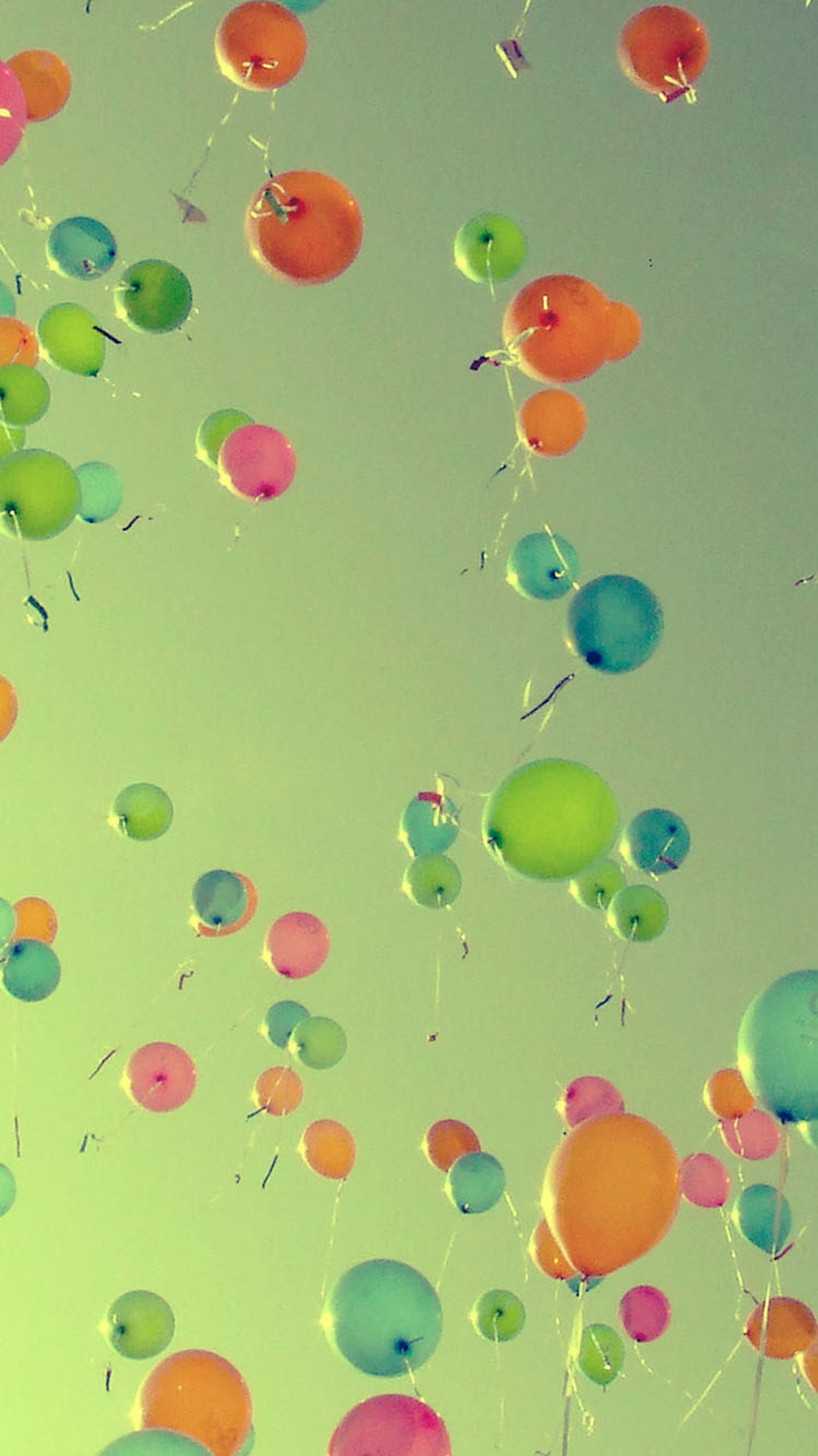 Los globos están volando en el aire con un cielo azul de fondo (globos, cielo)