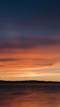 Goldener Sonnenuntergang über einem ruhigen Fjord in Norwegen