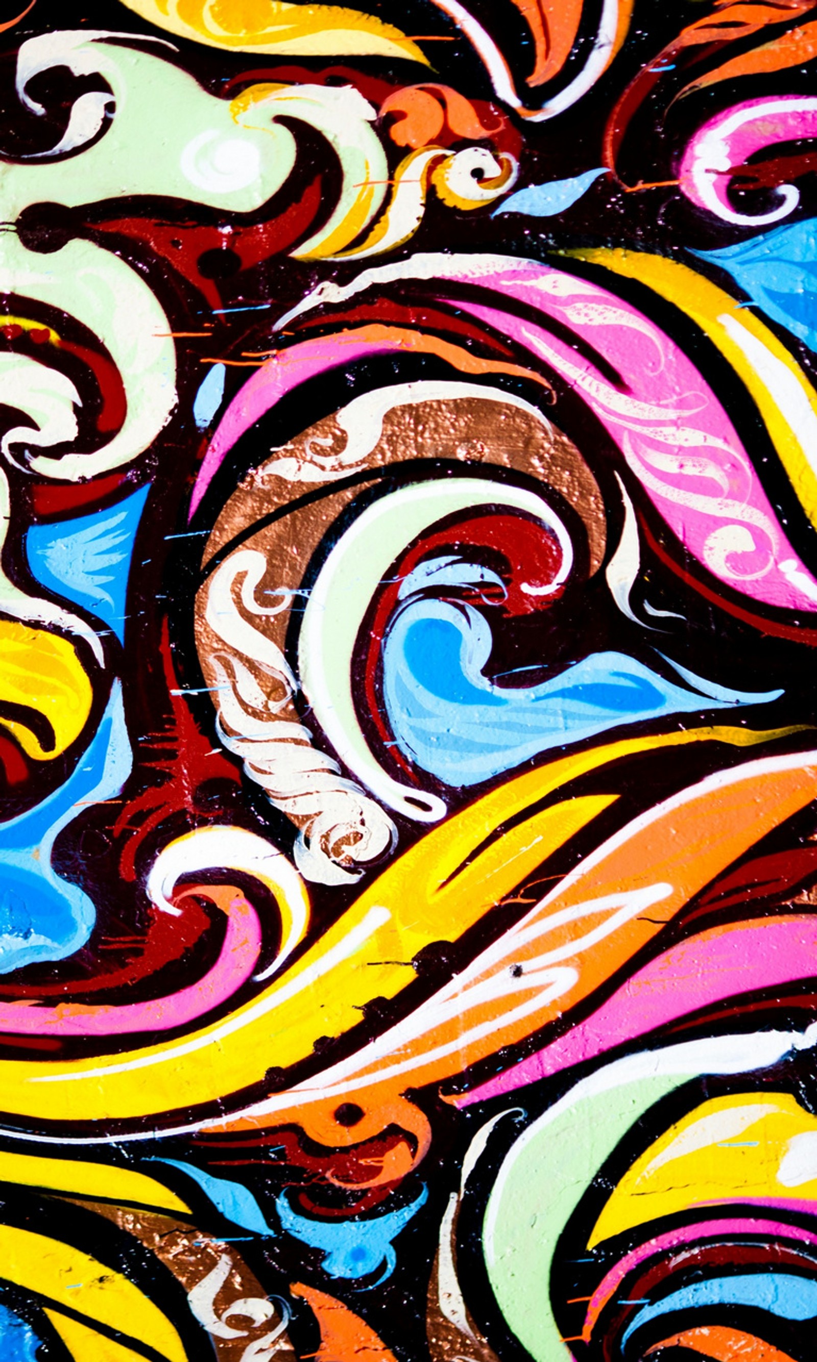 Um close de uma pintura colorida com redemoinhos e cores (abstrato, cores, grafite, urbano)