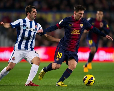 Messi dribble le défenseur de l'Espanyol dans un derby de Barcelone passionnant