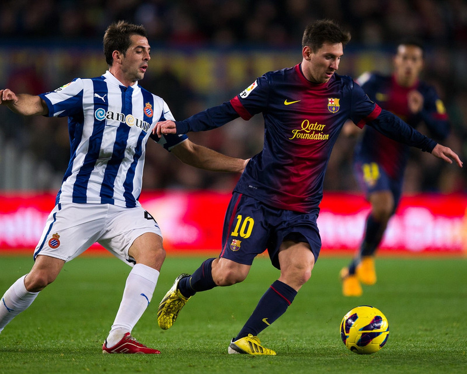 Um gráfico árabe de dois jogadores de futebol jogando futebol em um campo (barca, barcelona, leo messi)