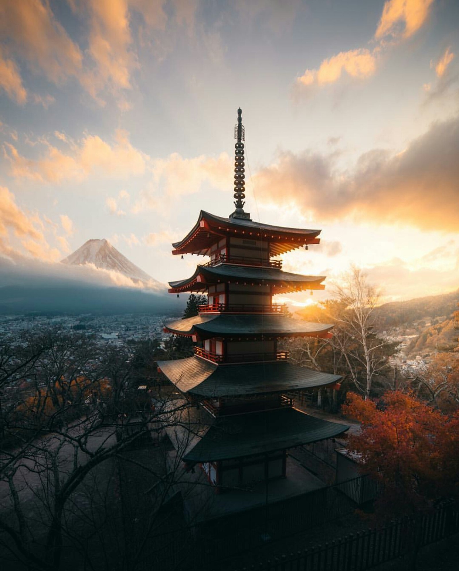 Pagode com uma montanha ao fundo ao pôr do sol (nuvens, colorido, hd, japão, monte fuji)