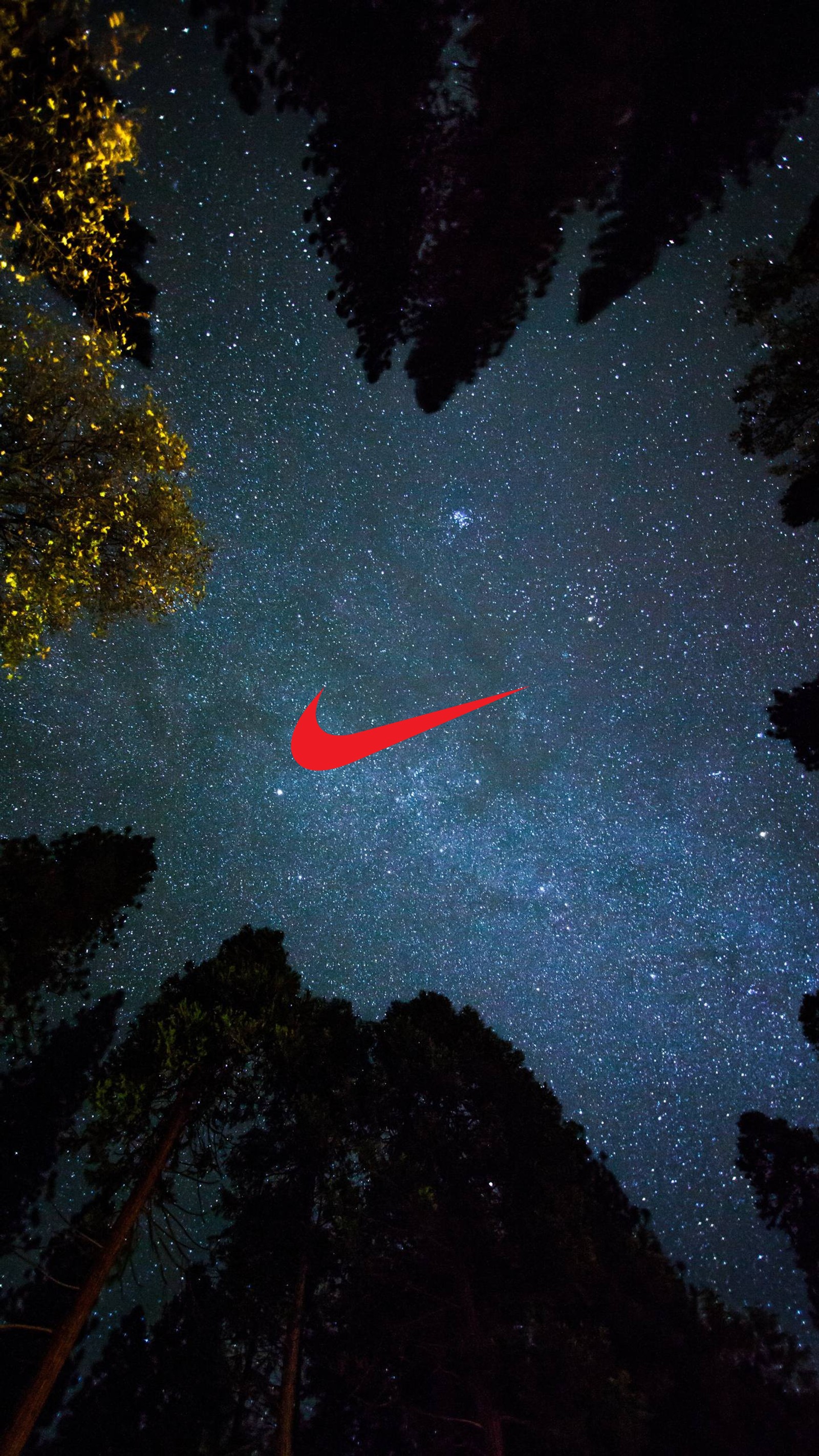 Ciel étoilé avec un logo nike rouge au milieu (sombre, forêt, nature, nuit, nike)